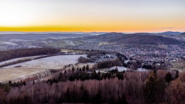 Almanya 'da Steinbach-Hallenberg yakınlarındaki Rennsteig boyunca gün batımı yürüyüşü