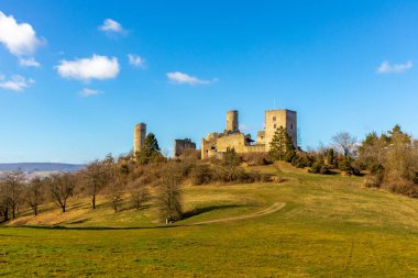 Brandenburg Kalesi 'nin etrafında bahar yürüyüşü güzel Werra Vadisi Lauchroeden - Thüringen
