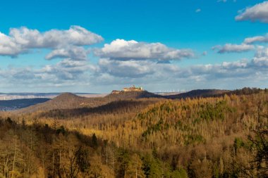 Thüringen Ormanı 'nın güneybatısında Wartburg Kalesi - Eisenach - Thüringen manzaralı bahar yürüyüşü