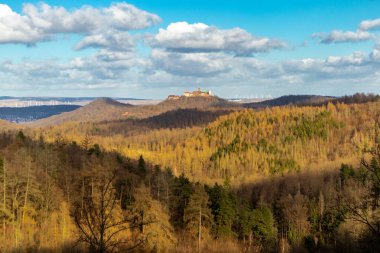 Thüringen Ormanı 'nın güneybatısında Wartburg Kalesi - Eisenach - Thüringen manzaralı bahar yürüyüşü