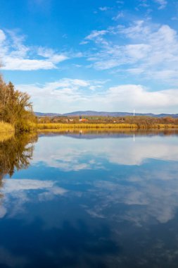 Breitungen Gölü 'nde bahar yürüyüşü muhteşem güneş ışığı altında - Thüringen - Almanya
