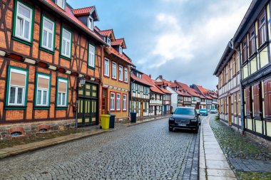 Harz Dağları 'nın kapılarındaki güzel Wernigerode kasabasını keşfetmek - Saksonya-Anhalt - Almanya
