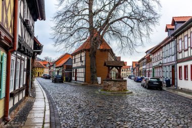 Harz Dağları 'nın kapılarındaki güzel Wernigerode kasabasını keşfetmek - Saksonya-Anhalt - Almanya