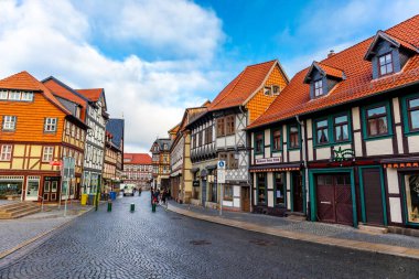 Harz Dağları 'nın kapılarındaki güzel Wernigerode kasabasını keşfetmek - Saksonya-Anhalt - Almanya