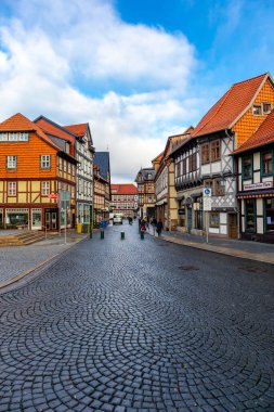 Harz Dağları 'nın kapılarındaki güzel Wernigerode kasabasını keşfetmek - Saksonya-Anhalt - Almanya