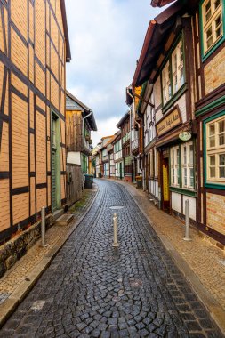 Harz Dağları 'nın kapılarındaki güzel Wernigerode kasabasını keşfetmek - Saksonya-Anhalt - Almanya
