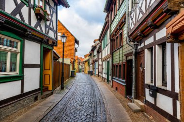 Harz Dağları 'nın kapılarındaki güzel Wernigerode kasabasını keşfetmek - Saksonya-Anhalt - Almanya