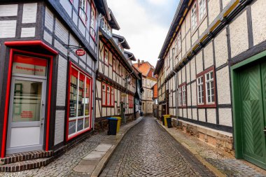 Harz Dağları 'nın kapılarındaki güzel Wernigerode kasabasını keşfetmek - Saksonya-Anhalt - Almanya