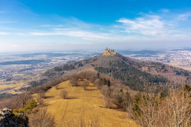 Baden-Wuerttemberg-Almanya 'nın muhteşem Hohenzollern Şatosu' nun etrafında bahar keşfi turu