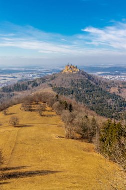 Baden-Wuerttemberg-Almanya 'nın muhteşem Hohenzollern Şatosu' nun etrafında bahar keşfi turu