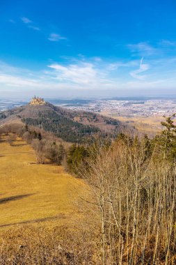 Baden-Wuerttemberg-Almanya 'nın muhteşem Hohenzollern Şatosu' nun etrafında bahar keşfi turu