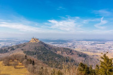 Baden-Wuerttemberg-Almanya 'nın muhteşem Hohenzollern Şatosu' nun etrafında bahar keşfi turu