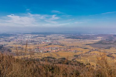 Baden-Wuerttemberg-Almanya 'nın muhteşem Hohenzollern Şatosu' nun etrafında bahar keşfi turu