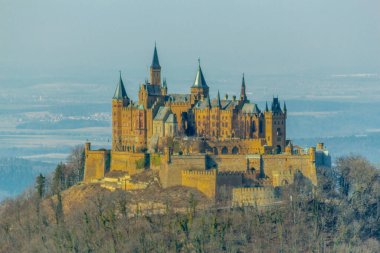 Baden-Wuerttemberg-Almanya 'nın muhteşem Hohenzollern Şatosu' nun etrafında bahar keşfi turu