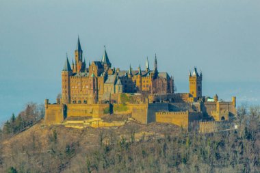 Baden-Wuerttemberg-Almanya 'nın muhteşem Hohenzollern Şatosu' nun etrafında bahar keşfi turu