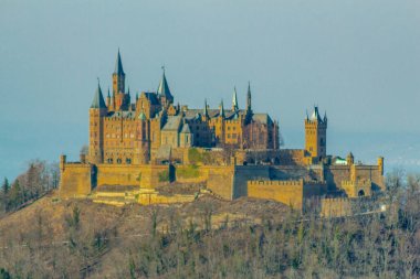 Baden-Wuerttemberg-Almanya 'nın muhteşem Hohenzollern Şatosu' nun etrafında bahar keşfi turu