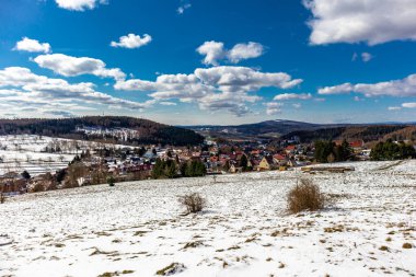 Steinbach-Hallenberg yakınlarındaki Thuringian Ormanı 'ndaki dağ kurtarma kulübesine yürüyün.