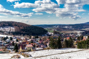 Steinbach-Hallenberg yakınlarındaki Thuringian Ormanı 'ndaki dağ kurtarma kulübesine yürüyün.