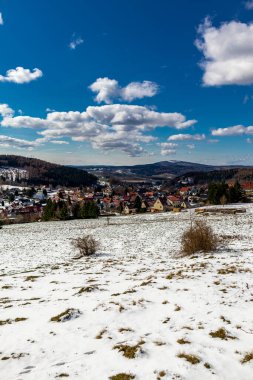 Steinbach-Hallenberg yakınlarındaki Thuringian Ormanı 'ndaki dağ kurtarma kulübesine yürüyün.