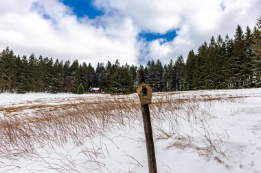 Steinbach-Hallenberg yakınlarındaki Thuringian Ormanı 'ndaki dağ kurtarma kulübesine yürüyün.