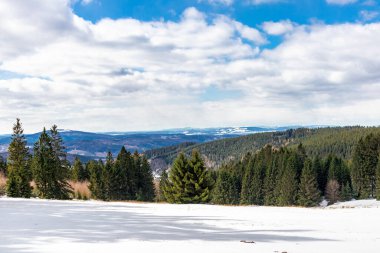 Steinbach-Hallenberg yakınlarındaki Thuringian Ormanı 'ndaki dağ kurtarma kulübesine yürüyün.