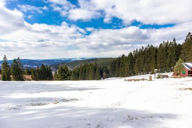 Steinbach-Hallenberg yakınlarındaki Thuringian Ormanı 'ndaki dağ kurtarma kulübesine yürüyün.