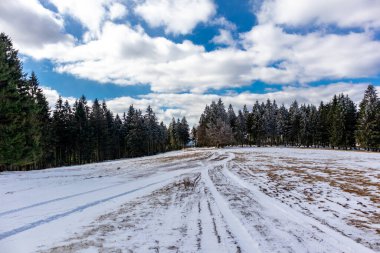 Steinbach-Hallenberg yakınlarındaki Thuringian Ormanı 'ndaki dağ kurtarma kulübesine yürüyün.