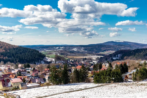 Steinbach-Hallenberg yakınlarındaki Thuringian Ormanı 'ndaki dağ kurtarma kulübesine yürüyün.
