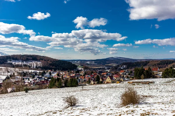 Steinbach-Hallenberg yakınlarındaki Thuringian Ormanı 'ndaki dağ kurtarma kulübesine yürüyün.