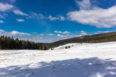 Steinbach-Hallenberg yakınlarındaki Thuringian Ormanı 'ndaki dağ kurtarma kulübesine yürüyün.