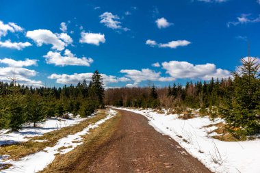 Steinbach-Hallenberg yakınlarındaki Thuringian Ormanı 'ndaki dağ kurtarma kulübesine yürüyün.