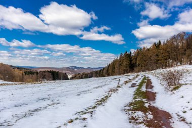 Steinbach-Hallenberg yakınlarındaki Thuringian Ormanı 'ndaki dağ kurtarma kulübesine yürüyün.