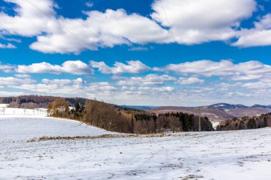 Steinbach-Hallenberg yakınlarındaki Thuringian Ormanı 'ndaki dağ kurtarma kulübesine yürüyün.