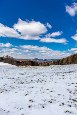 Steinbach-Hallenberg yakınlarındaki Thuringian Ormanı 'ndaki dağ kurtarma kulübesine yürüyün.