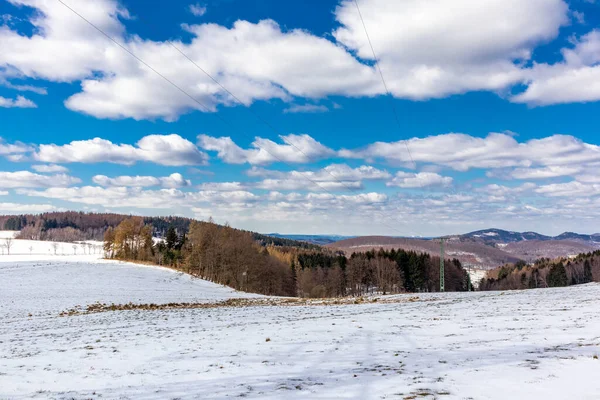 Steinbach-Hallenberg yakınlarındaki Thuringian Ormanı 'ndaki dağ kurtarma kulübesine yürüyün.