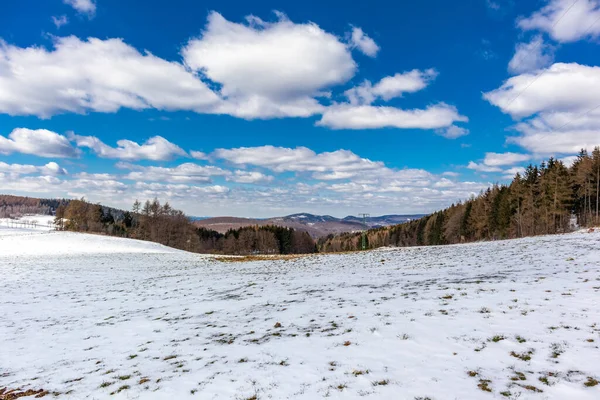 Steinbach-Hallenberg yakınlarındaki Thuringian Ormanı 'ndaki dağ kurtarma kulübesine yürüyün.
