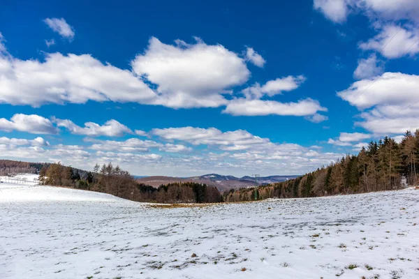 Steinbach-Hallenberg yakınlarındaki Thuringian Ormanı 'ndaki dağ kurtarma kulübesine yürüyün.