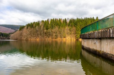 Erle Kapısı 'ndan baraja yürüyün - Thüringen - Almanya