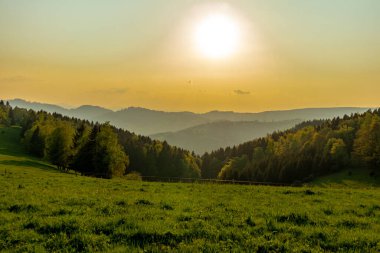 Rennsteig 'in etrafındaki Thuringian Ormanı' nın tepelerinde fantastik bir günbatımı ve aynı zamanda güzel doğanın tadını çıkarmak..