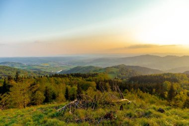 Rennsteig 'in etrafındaki Thuringian Ormanı' nın tepelerinde fantastik bir günbatımı ve aynı zamanda güzel doğanın tadını çıkarmak..