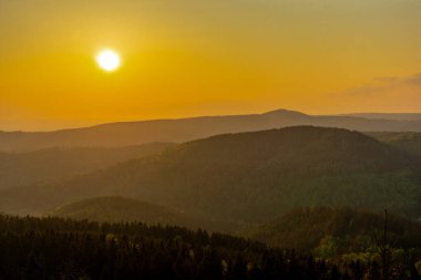 Rennsteig 'in etrafındaki Thuringian Ormanı' nın tepelerinde fantastik bir günbatımı ve aynı zamanda güzel doğanın tadını çıkarmak..