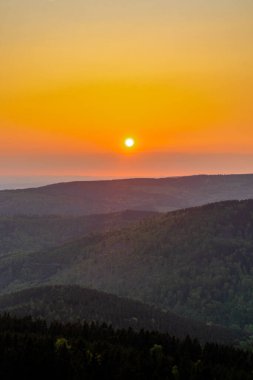 Rennsteig 'in etrafındaki Thuringian Ormanı' nın tepelerinde fantastik bir günbatımı ve aynı zamanda güzel doğanın tadını çıkarmak..
