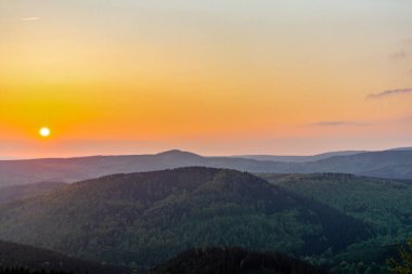 Rennsteig 'in etrafındaki Thuringian Ormanı' nın tepelerinde fantastik bir günbatımı ve aynı zamanda güzel doğanın tadını çıkarmak..