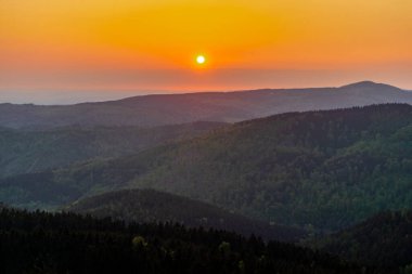 Rennsteig 'in etrafındaki Thuringian Ormanı' nın tepelerinde fantastik bir günbatımı ve aynı zamanda güzel doğanın tadını çıkarmak..