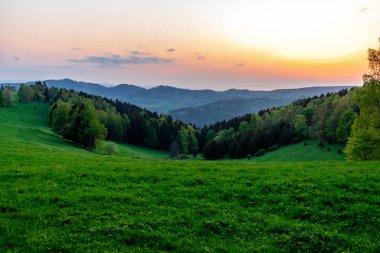 Rennsteig 'in etrafındaki Thuringian Ormanı' nın tepelerinde fantastik bir günbatımı ve aynı zamanda güzel doğanın tadını çıkarmak..