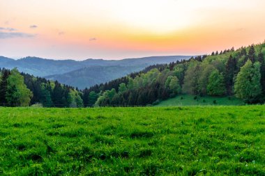 Rennsteig 'in etrafındaki Thuringian Ormanı' nın tepelerinde fantastik bir günbatımı ve aynı zamanda güzel doğanın tadını çıkarmak..