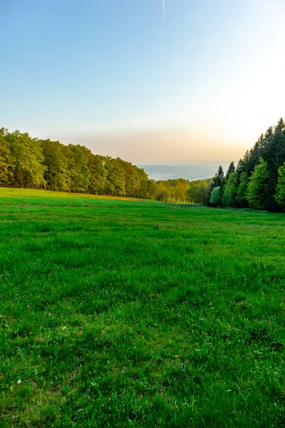 Rennsteig 'in etrafındaki Thuringian Ormanı' nın tepelerinde fantastik bir günbatımı ve aynı zamanda güzel doğanın tadını çıkarmak..