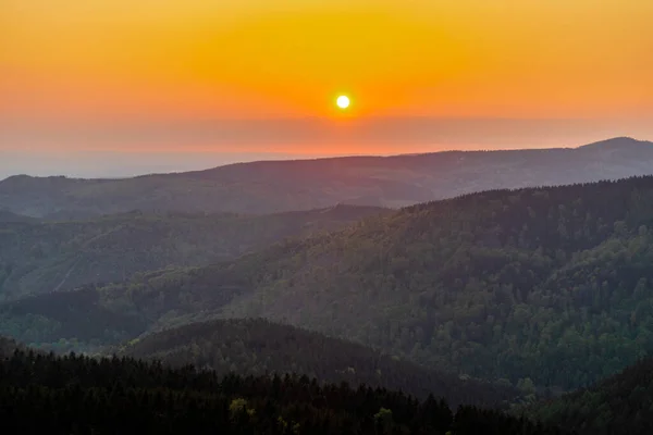 レンシュタイグ周辺のテューリンゲンの森の高さで幻想的な夕日と同時に美しい自然をお楽しみください — ストック写真