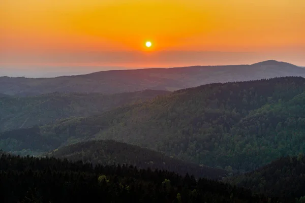 レンシュタイグ周辺のテューリンゲンの森の高さで幻想的な夕日と同時に美しい自然をお楽しみください — ストック写真