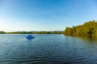 Breitungen Gölü 'nde yaz yürüyüşü muhteşem güneş ışığı altında - Thüringen - Almanya